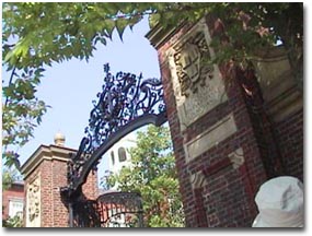 ハーバード大学校門