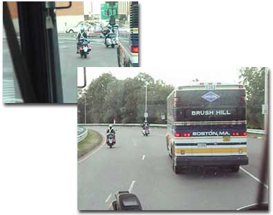 白バイ先導で会場に移動