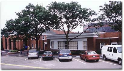 公演会場の隣の建物