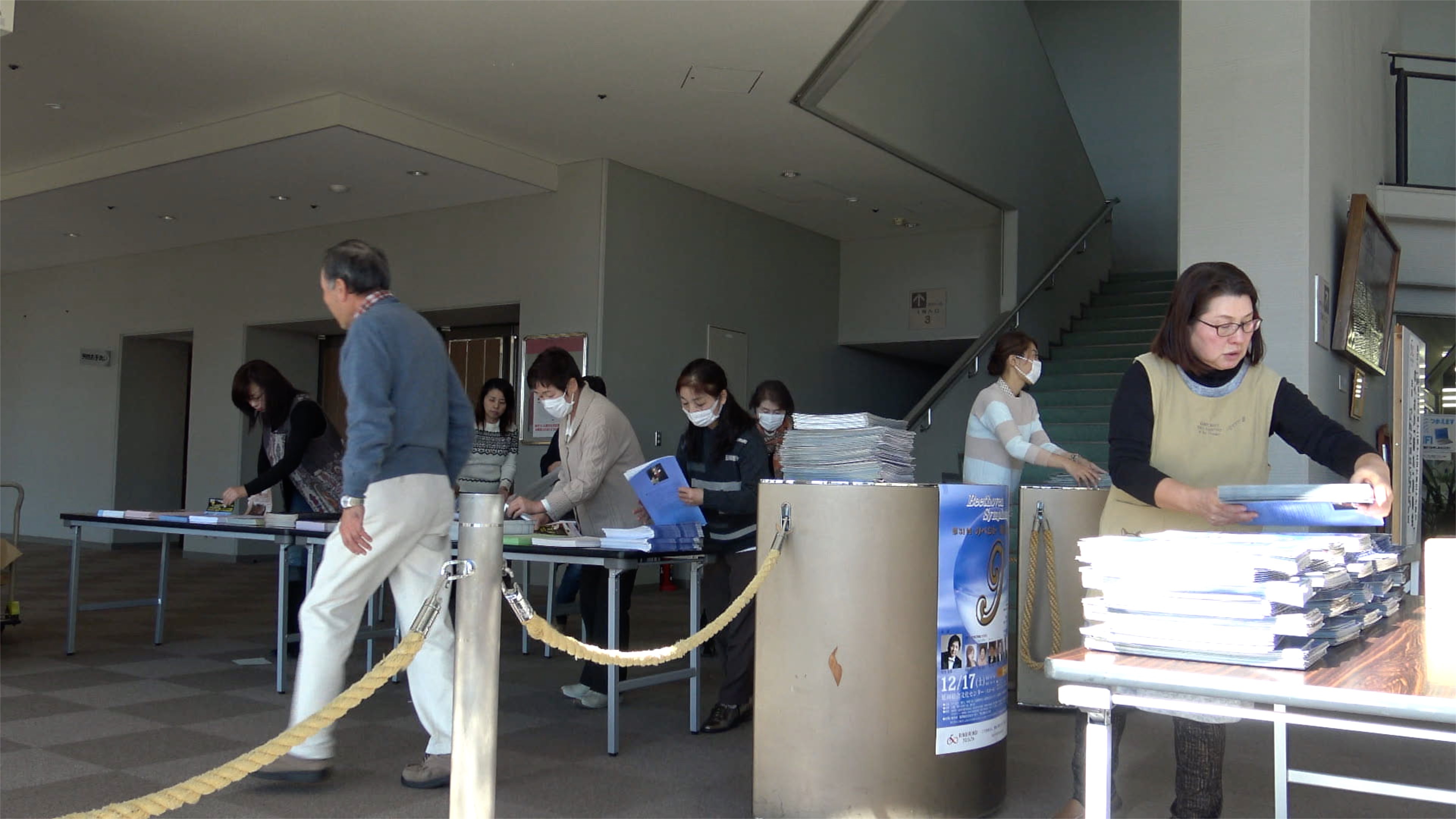 お世話係さんが当日の配布資料を準備中